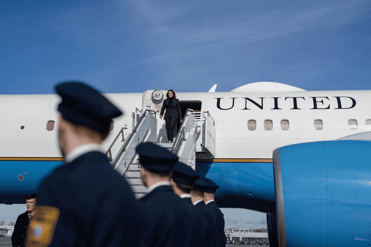 img 6213 e1722948687688 Vice president kamala harris leaving her plane