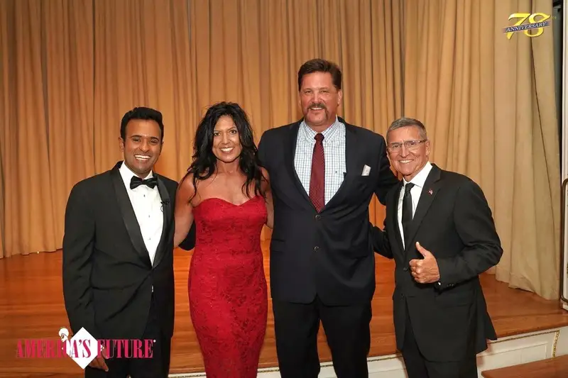 crazy sheriff post1 Photo of the sheriff with mike flynn and vivek ramaswamy.