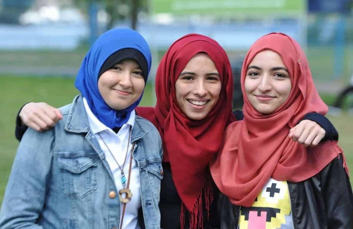 img 8126 3 women wearing hijabs in france