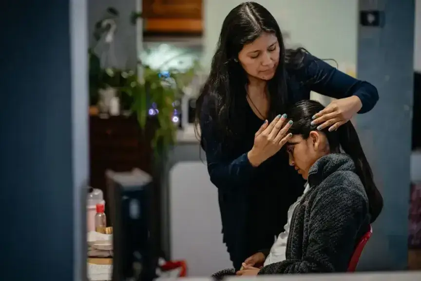 yessenia ruano daughter hair Yessenia ruano fixing her daughter’s hair