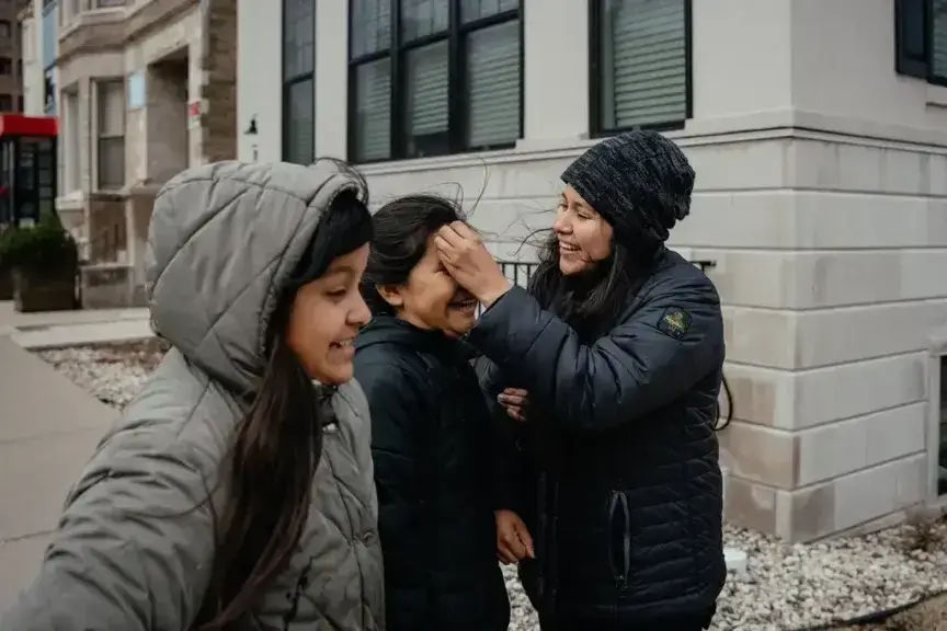 yessenia ruano with kids Yessenia ruano fixing her daughter’s hair