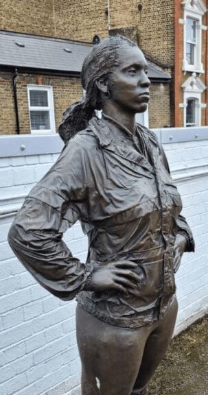 london statues 1 Statues of women in london