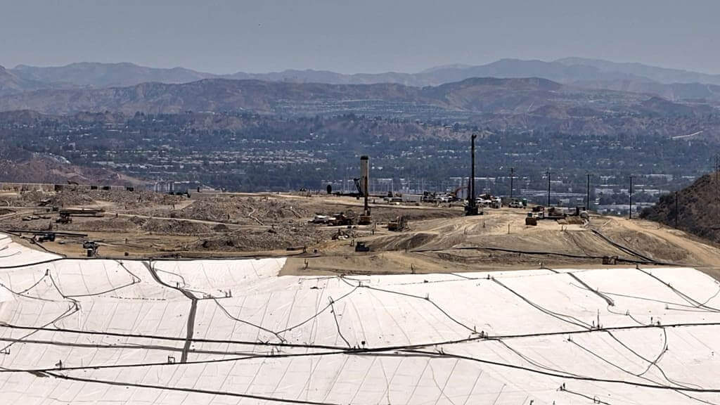 chiquita canyon landfill An aerial view of the chiquita canyon landfill in l. A. County.