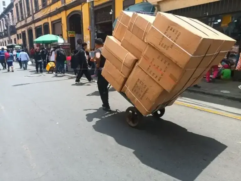 boxes of cosmetics in latin america being delivered Delivery of cosmetics in latin america