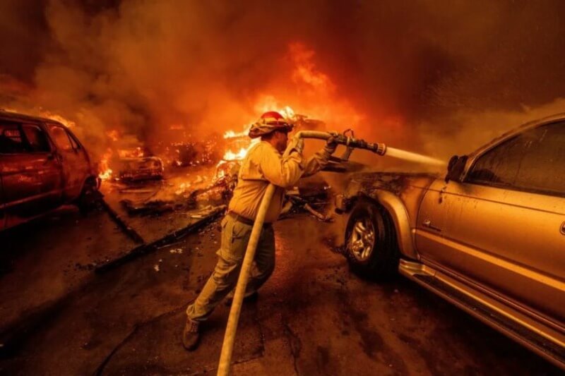 firefighter argentina fires First the fires in la, now fires in argentina. Firefighter battles la blaze