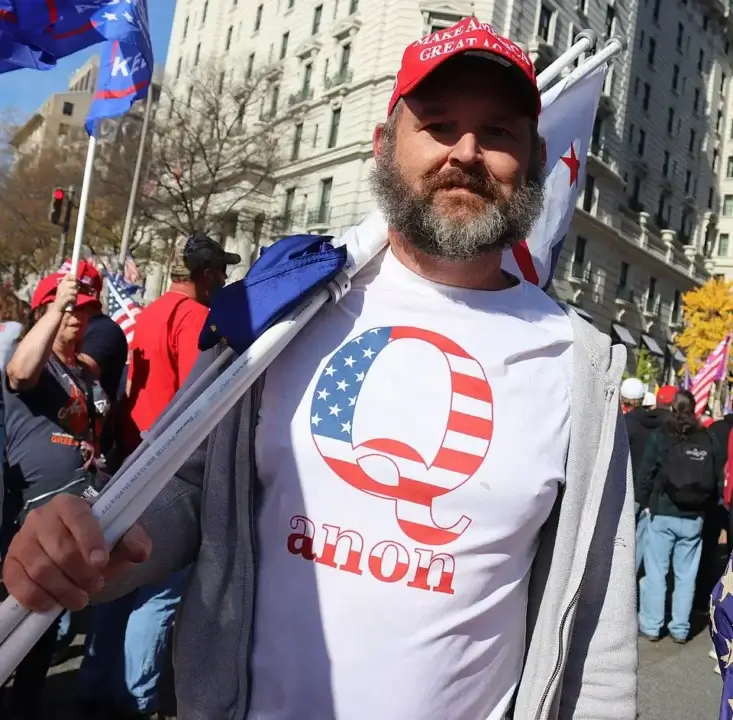 qanon trumper Trump supporter wearing a qanon t-shirt