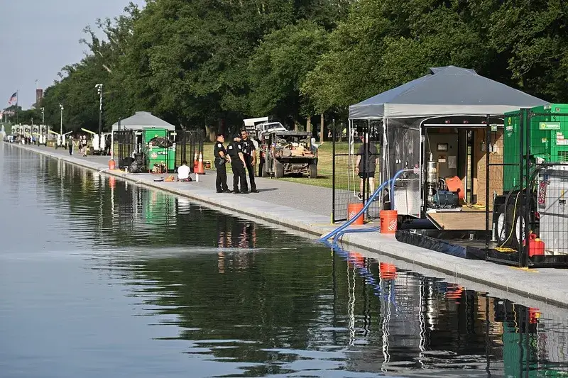 Reflecting pool algae treatment using nanobubble technology